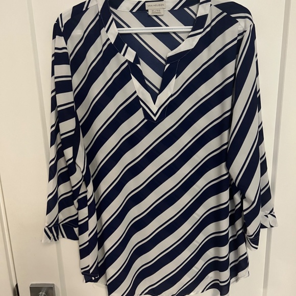 Women’s Van Heusen dress shirts - Picture 4 of 9